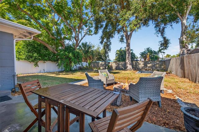 5717 2ND AVENUE N, St Petersburg, FL 33710