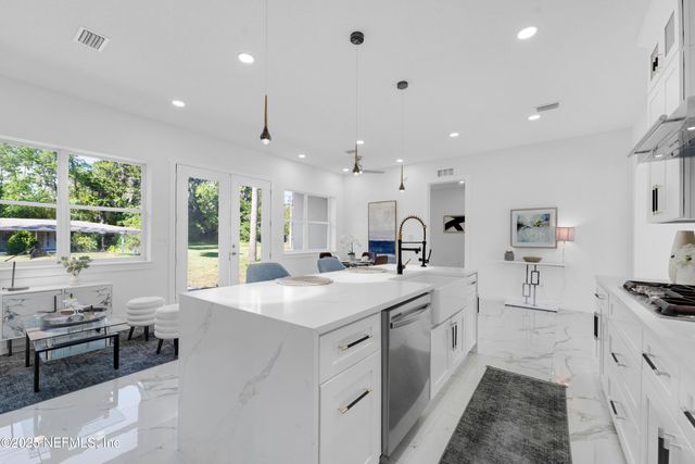 3868 CEDAR POINT Road, Jacksonville, FL 32226