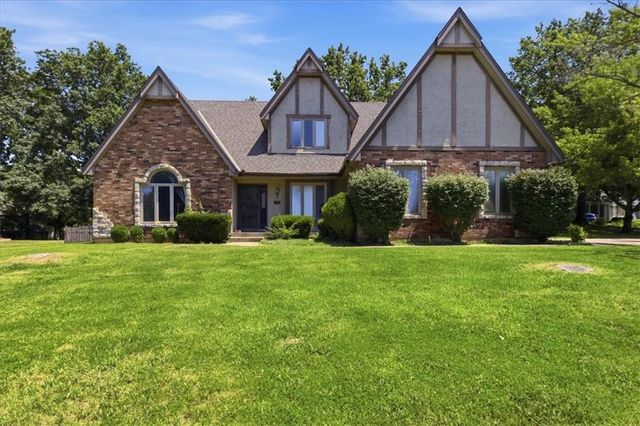 2227 SW Park avenue Circle, Blue Springs, MO 64014