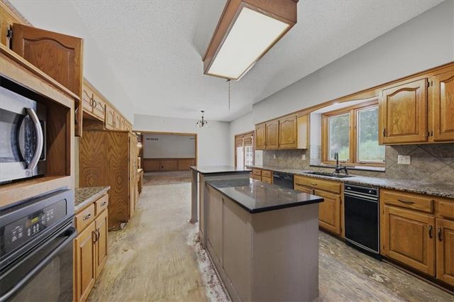 2227 SW Park avenue Circle, Blue Springs, MO 64014