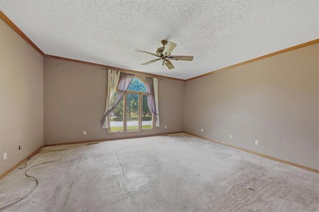 2227 SW Park avenue Circle, Blue Springs, MO 64014