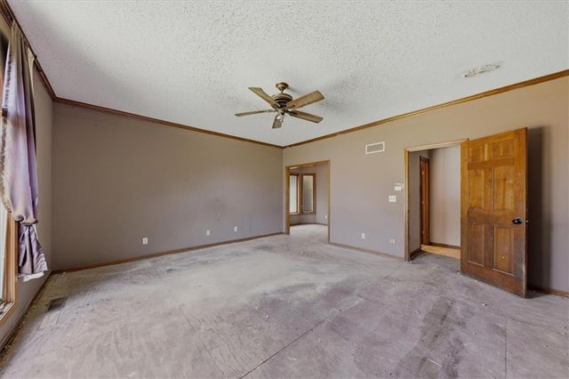 2227 SW Park avenue Circle, Blue Springs, MO 64014