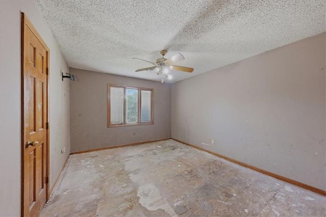 2227 SW Park avenue Circle, Blue Springs, MO 64014
