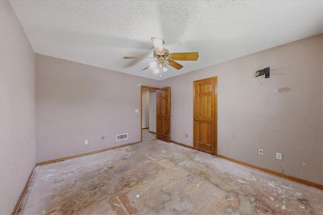 2227 SW Park avenue Circle, Blue Springs, MO 64014