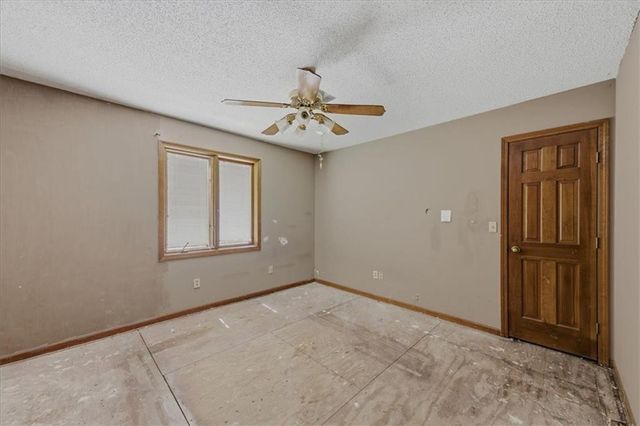 2227 SW Park avenue Circle, Blue Springs, MO 64014