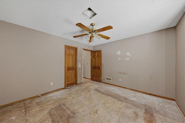 2227 SW Park avenue Circle, Blue Springs, MO 64014