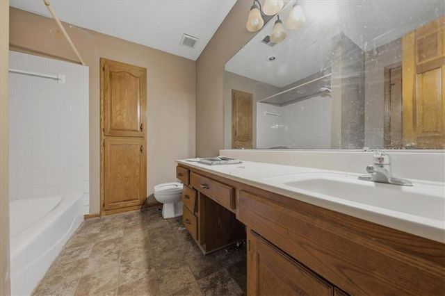 2227 SW Park avenue Circle, Blue Springs, MO 64014