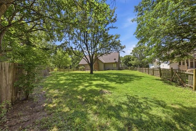 2227 SW Park avenue Circle, Blue Springs, MO 64014