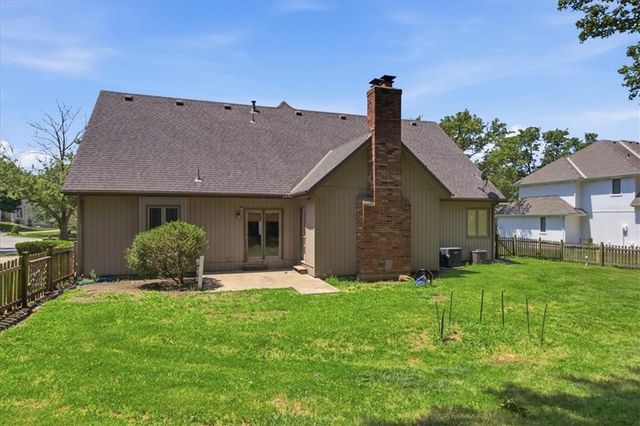 2227 SW Park avenue Circle, Blue Springs, MO 64014