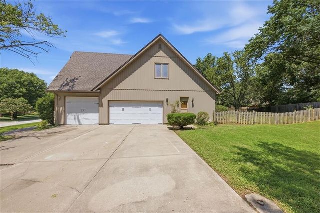 2227 SW Park avenue Circle, Blue Springs, MO 64014