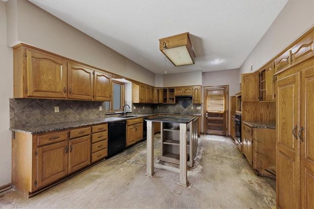 2227 SW Park avenue Circle, Blue Springs, MO 64014