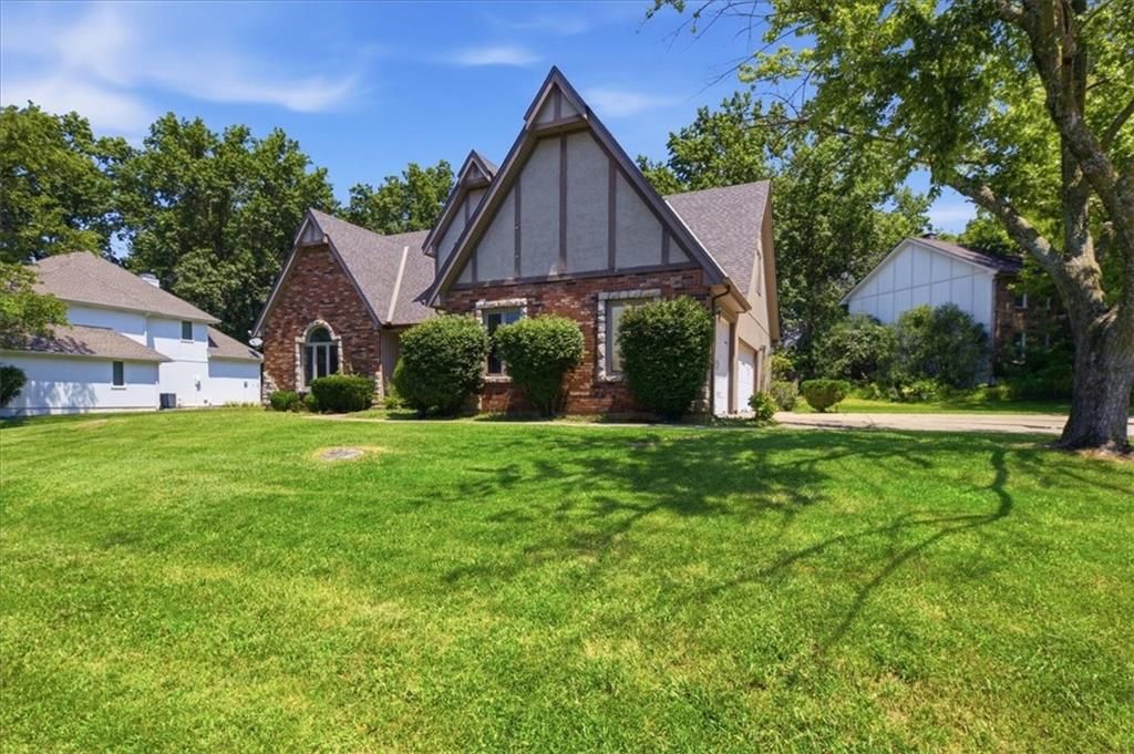 2227 SW Park avenue Circle, Blue Springs, MO 64014