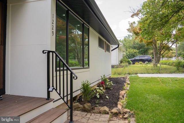 1229 SIMMONS DR, Rockville, MD 20851