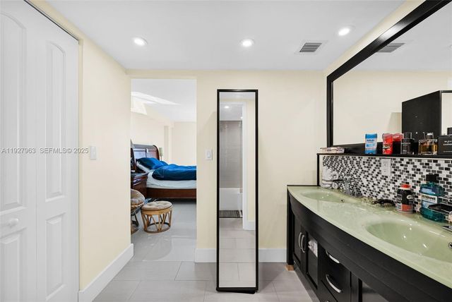 100 Bayview Dr 606, Sunny Isles Beach, FL 33160