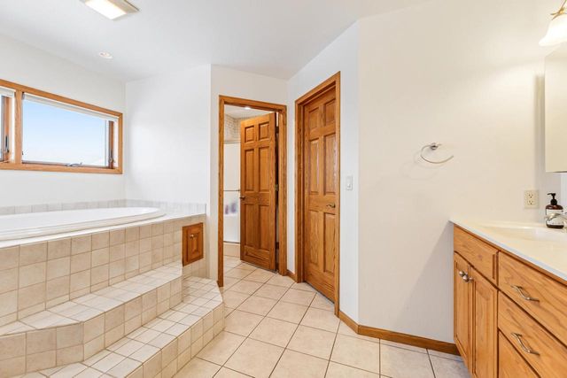 N2256 Briarwood AVENUE, La Crosse, WI 54601