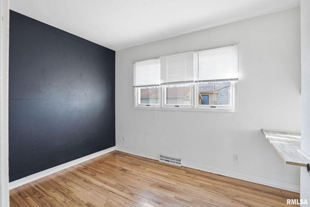 1230 N ELMWOOD Avenue, Davenport, IA 52807