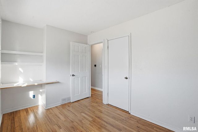 1230 N ELMWOOD Avenue, Davenport, IA 52807