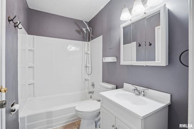 1230 N ELMWOOD Avenue, Davenport, IA 52807