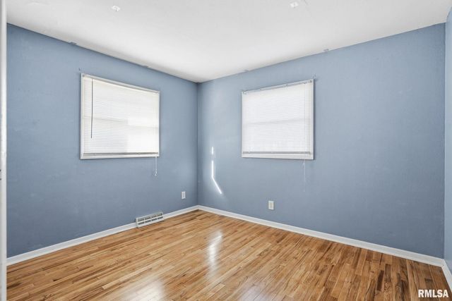 1230 N ELMWOOD Avenue, Davenport, IA 52807