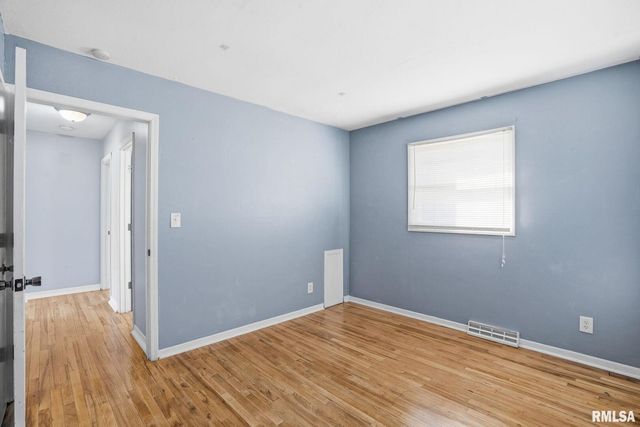 1230 N ELMWOOD Avenue, Davenport, IA 52807