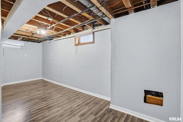 1230 N ELMWOOD Avenue, Davenport, IA 52807