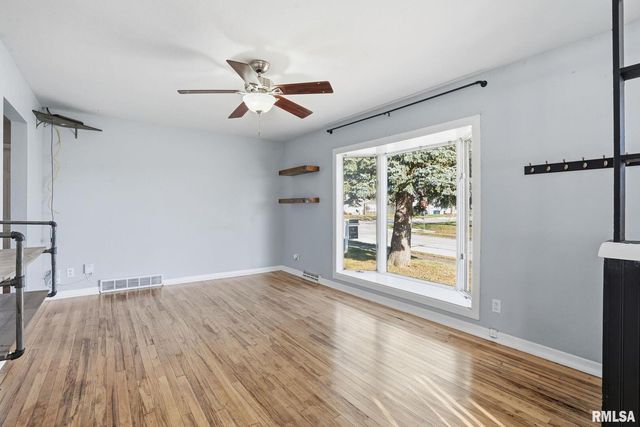 1230 N ELMWOOD Avenue, Davenport, IA 52807