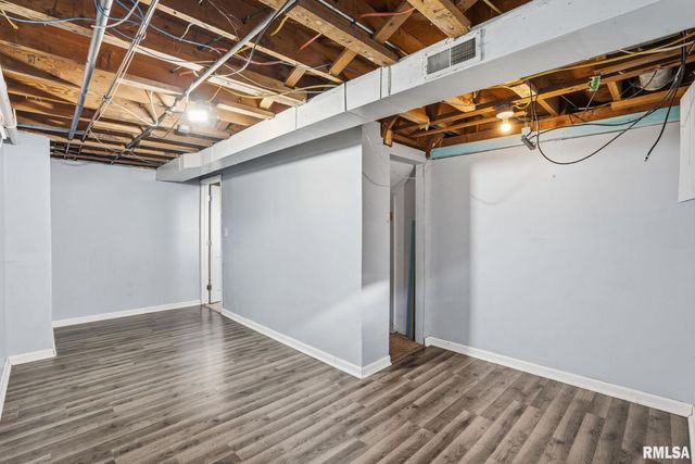 1230 N ELMWOOD Avenue, Davenport, IA 52807