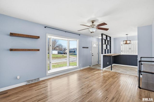 1230 N ELMWOOD Avenue, Davenport, IA 52807