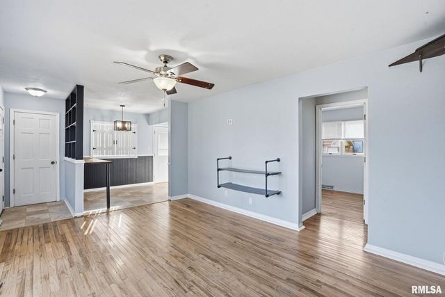 1230 N ELMWOOD Avenue, Davenport, IA 52807