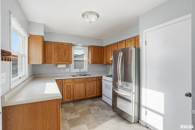 1230 N ELMWOOD Avenue, Davenport, IA 52807