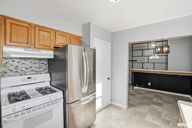 1230 N ELMWOOD Avenue, Davenport, IA 52807