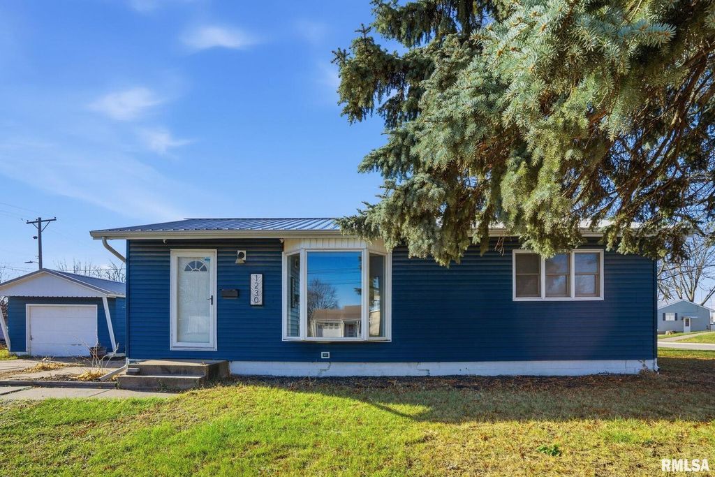 1230 N ELMWOOD Avenue, Davenport, IA 52807