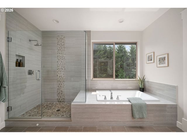 2903 Ne FREMONT Dr, Portland, OR 97220