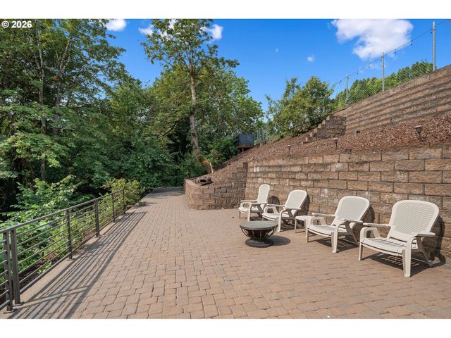 2903 Ne FREMONT Dr, Portland, OR 97220