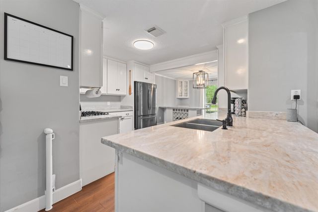 107 Royal Court, Friendswood, TX 77546