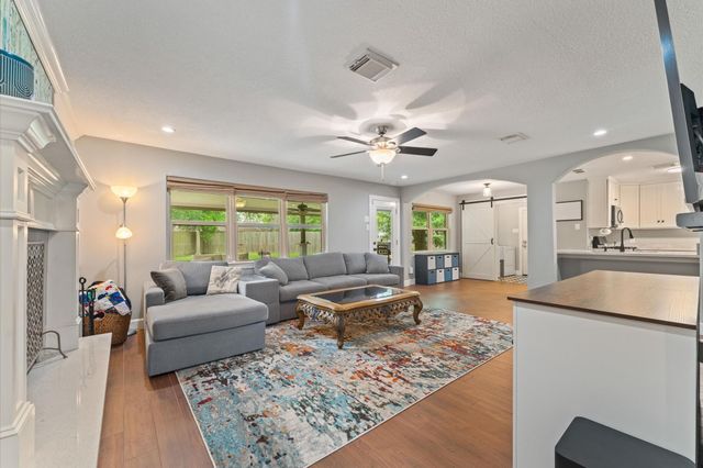 107 Royal Court, Friendswood, TX 77546