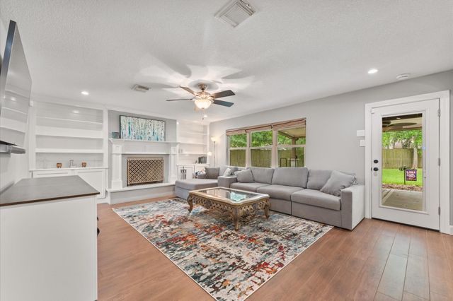 107 Royal Court, Friendswood, TX 77546