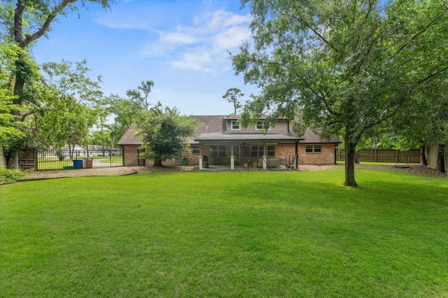 107 Royal Court, Friendswood, TX 77546