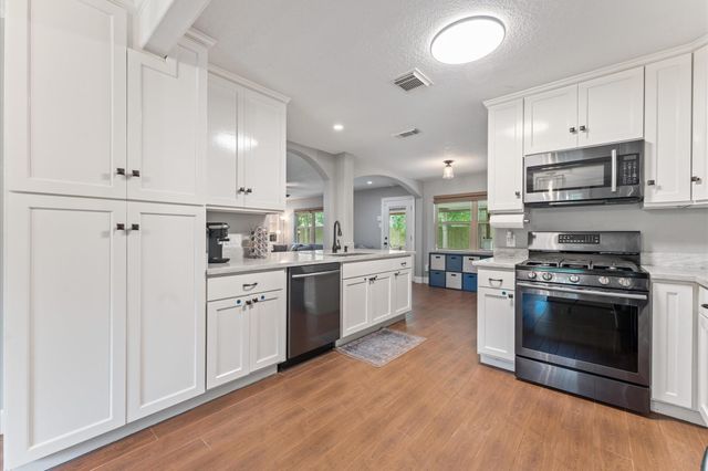 107 Royal Court, Friendswood, TX 77546