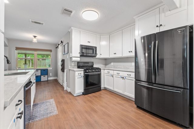 107 Royal Court, Friendswood, TX 77546