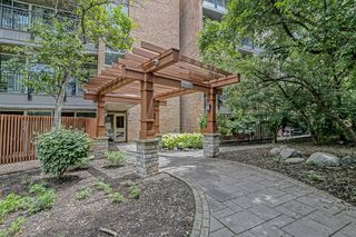 5900 Oakwood Drive 2H, Lisle, IL 60532