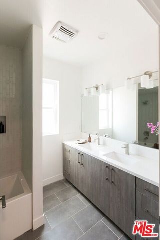 14827 Victory Boulevard, Van Nuys, CA 91411