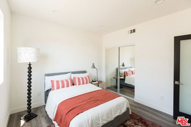 14827 Victory Boulevard, Van Nuys, CA 91411