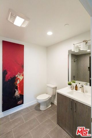 14827 Victory Boulevard, Van Nuys, CA 91411