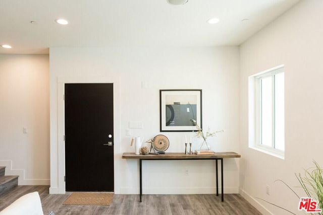 14827 Victory Boulevard, Van Nuys, CA 91411