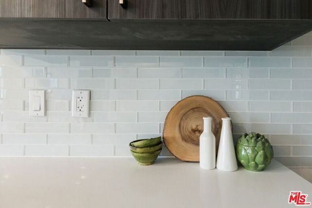 14827 Victory Boulevard, Van Nuys, CA 91411