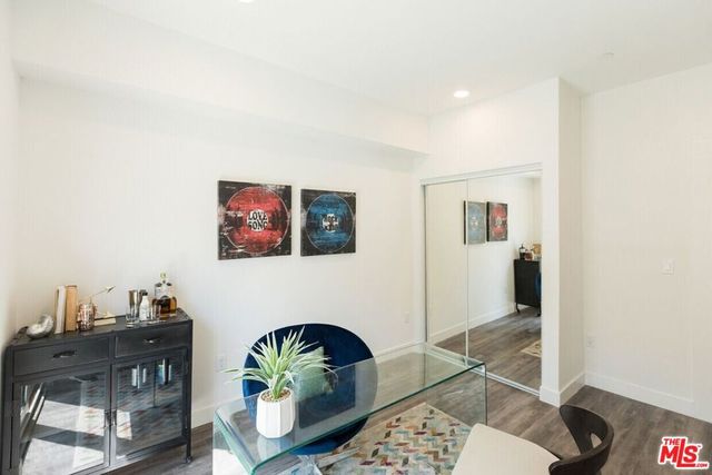 14827 Victory Boulevard, Van Nuys, CA 91411