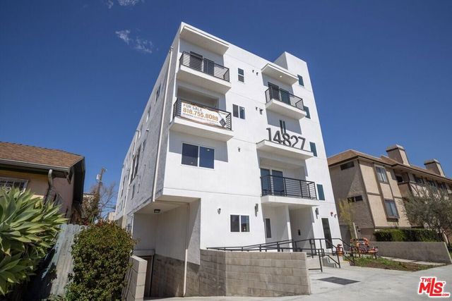 14827 Victory Boulevard, Van Nuys, CA 91411