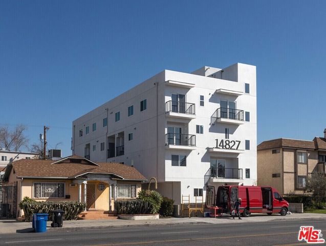 14827 Victory Boulevard, Van Nuys, CA 91411