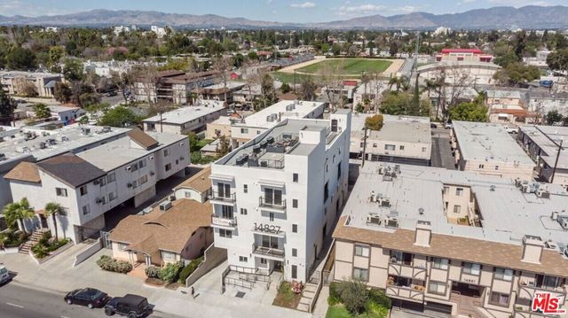 14827 Victory Boulevard, Van Nuys, CA 91411